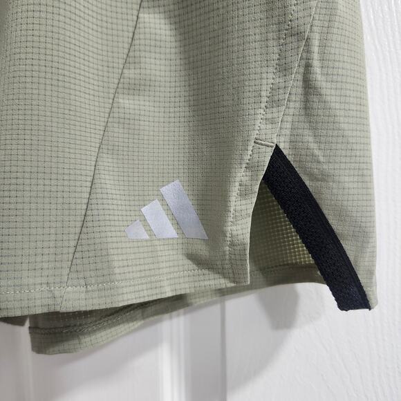 ❤️NWT❤️ Adidas Men's Silver Shorts - Picture 5 of 14